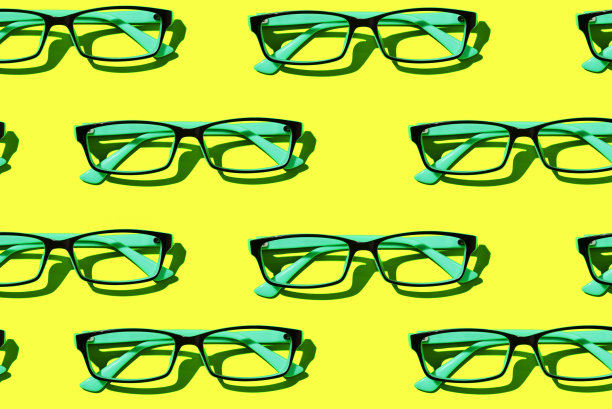现代时尚的蓝色眼镜头顶图案在黄色的背景图片下载