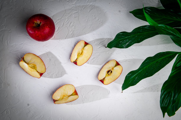 平躺静物的红苹果花，坚硬美丽的影子。食物的艺术。图片下载