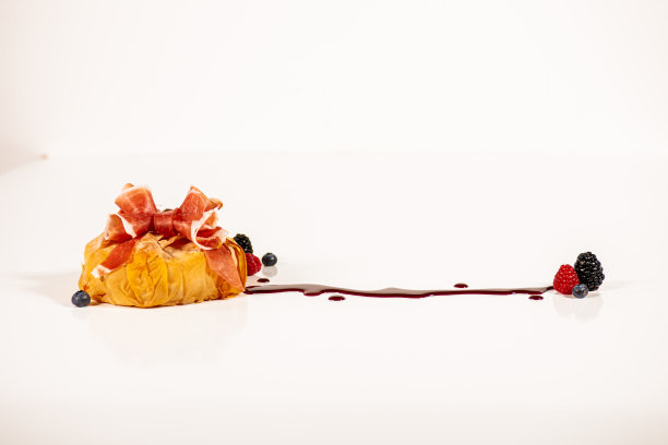 用糕点和新鲜浆果包裹的布里干酪图片下载