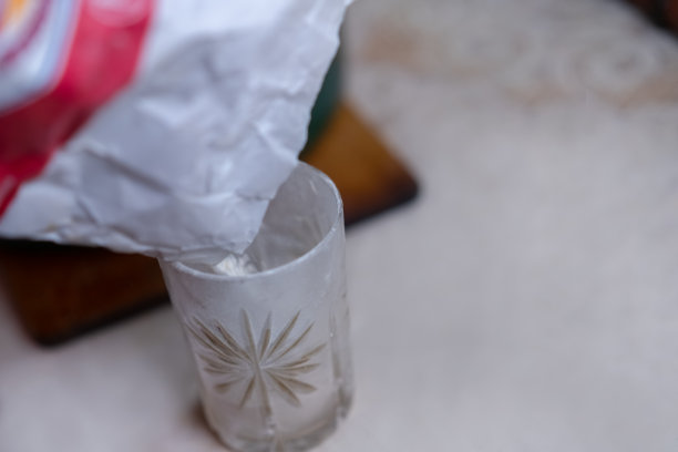 将面粉倒入量杯中图片下载