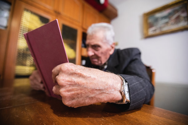 读一本好书来消磨时间图片下载