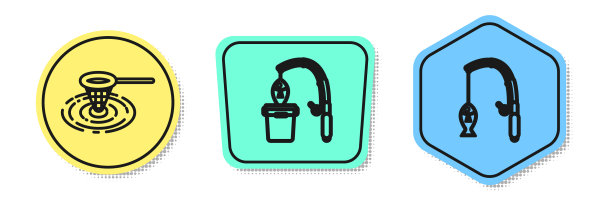 在水中放置鱼网、鱼竿和鱼竿图片下载