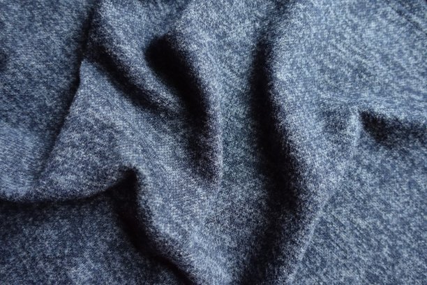 上面是皱褶的暗石南蓝色羊毛织物图片下载