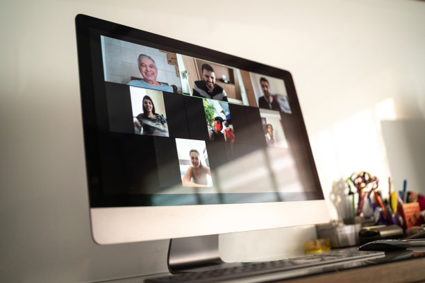 家人和朋友在家里视频会议的快乐时刻图片下载