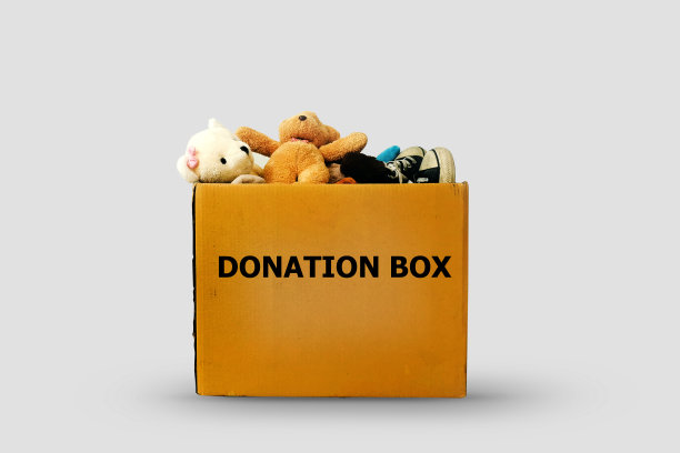 白色背景上有娃娃和鞋子的捐款箱图片下载