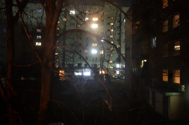 从夜晚庭院和对面房子的窗户看出去图片下载