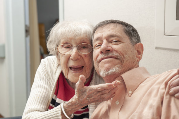 105岁的老太太拥抱她的侄子图片下载