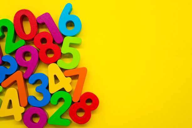 黄色背景上的彩色数字图片下载