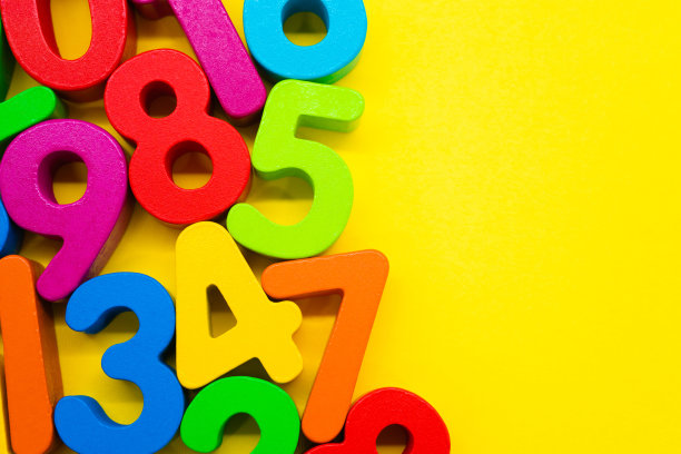 黄色背景上的彩色数字图片下载