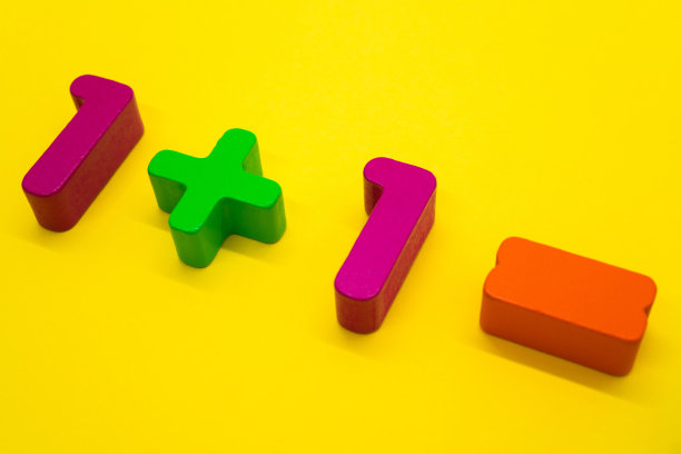 在黄色背景上添加彩色数字图片下载