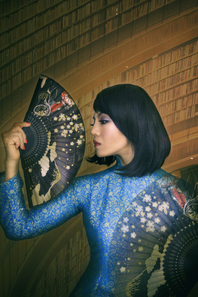 身穿中国旗袍手持扇子的女人图片下载