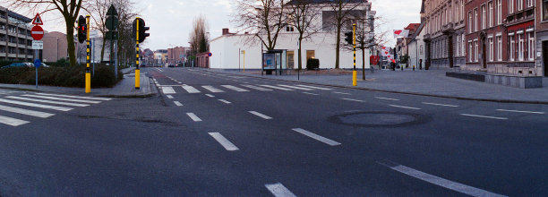 城市里空荡荡的道路图片下载