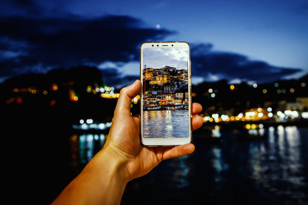 在旅行时使用智能手机作为移动相机图片下载