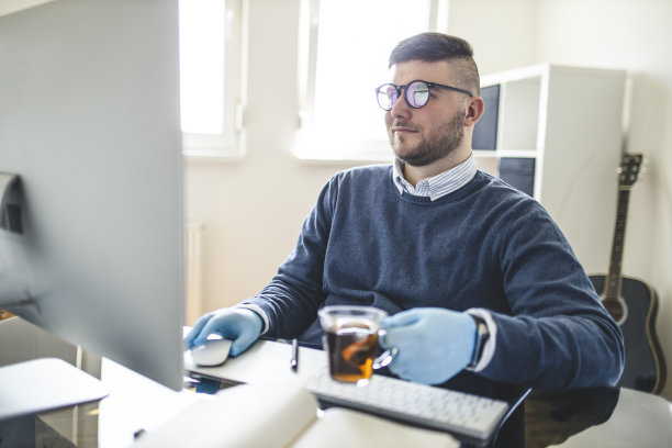 商人在办公室喝茶图片下载
