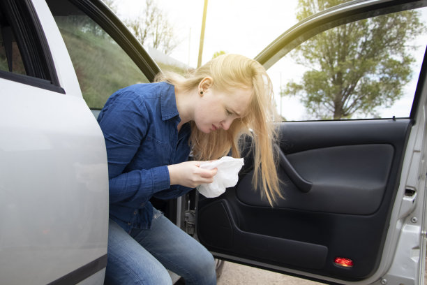 开车旅行时感到恶心。一个金发女人患有运动症。运动病的概念在运输和前庭器官疾病图片下载