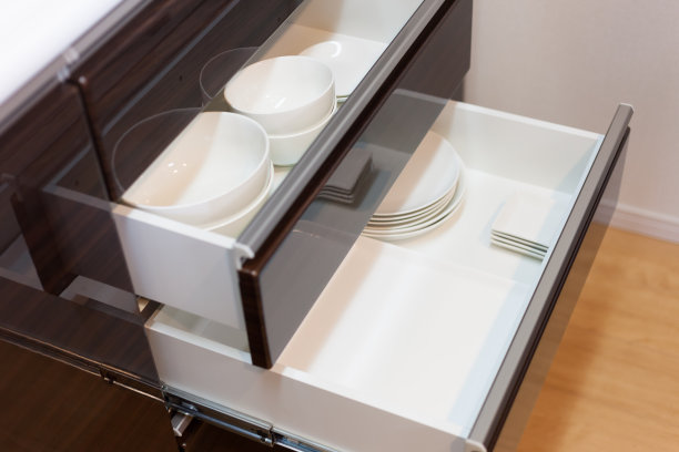 餐具存放在厨房里图片下载