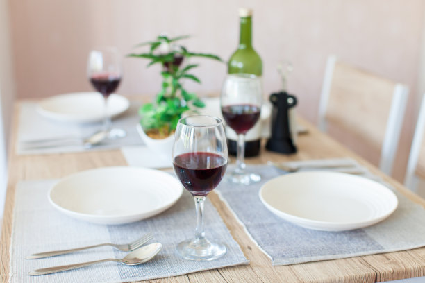 家庭聚会的餐桌图片下载