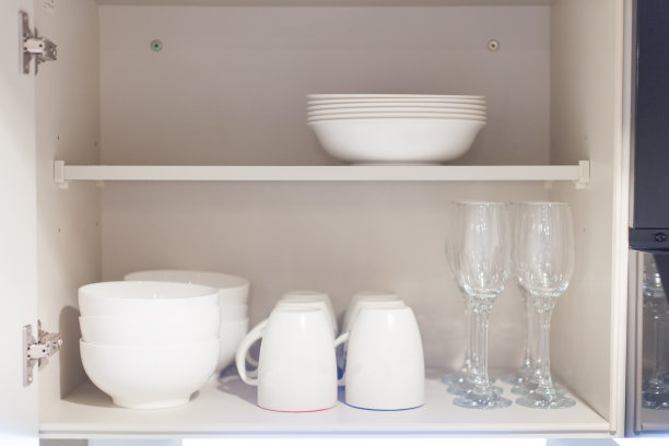 餐具存放在厨房里图片下载