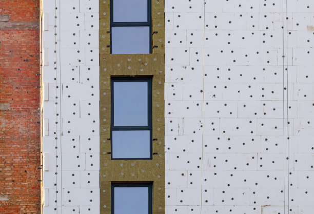 聚苯乙烯泡沫塑料用于建筑墙体保温。图片下载