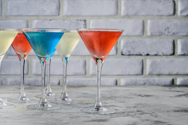 Gliter抿了抿。有拷贝空间的照片。红色、白色和蓝色的节日饮料。图片下载