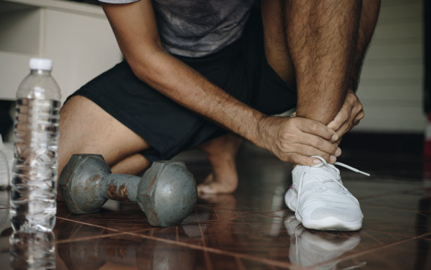 运动员在训练期间遭受脚踝疼痛图片下载