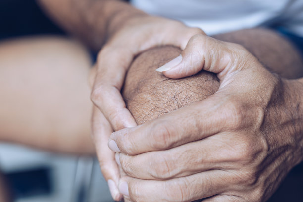 膝盖疼痛的人图片下载