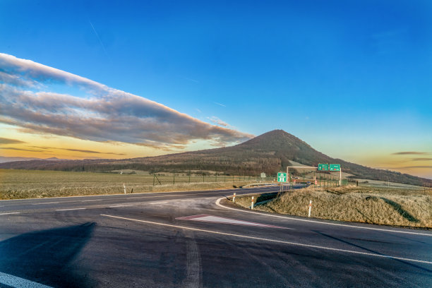 远视十字路口的公路上的山和彩色的天空图片下载