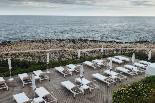 户外拍摄美丽的海景和蓝天，休闲休闲。没有人的夏日海滩。休闲和暑假概念图片下载