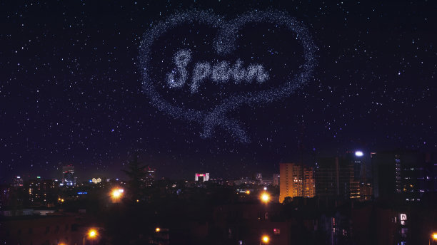 西班牙马德里的夜空中闪烁着灯光图片下载