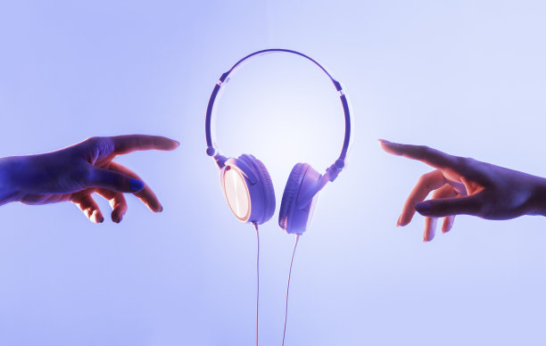 男孩和女孩伸手去拿耳机图片下载