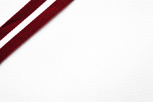 白色背景上的装饰丝带。图片下载