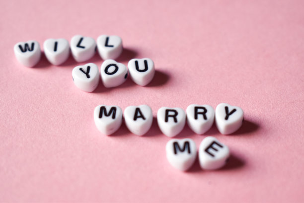 你愿意嫁给我吗?在粉红色的背景上写着心形的字母图片下载