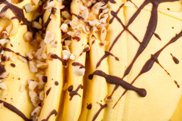 几片橙子冰淇淋和坚果凑在一起。图片下载