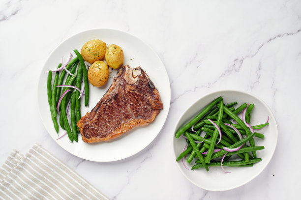 陈年牛扒配土豆和青豆图片下载