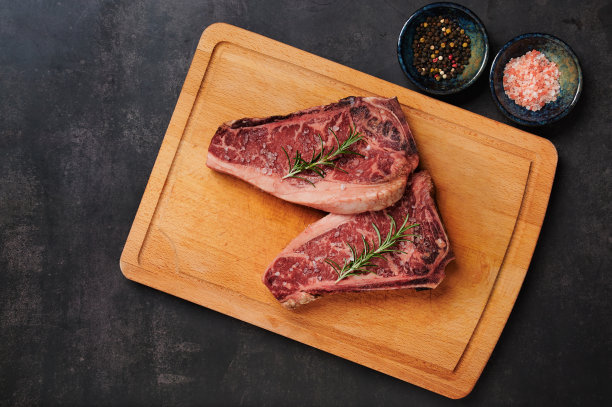 生的干燥的陈年牛排生的西冷牛排在木板上图片下载