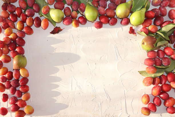 阳光桌上放着梨和李子，夏日横幅，健康天然食品理念，饮食排毒，瘦身，俯视图，平躺，选择性聚焦，维生素来源，图片下载