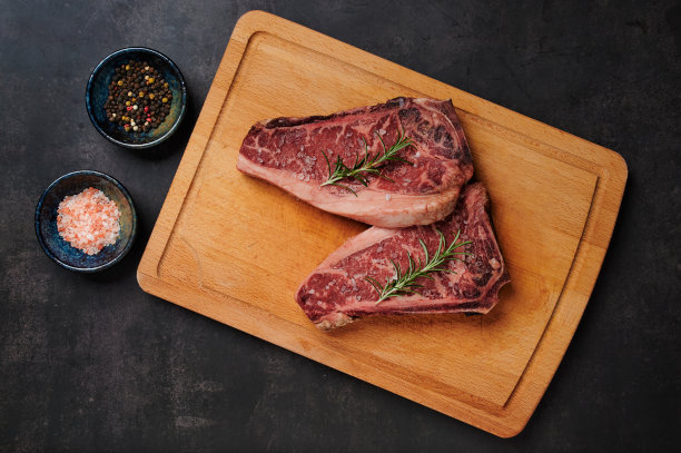 生的干燥的陈年牛排生的西冷牛排在木板上图片下载