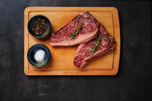 生的干燥的陈年牛排生的西冷牛排在木板上图片下载