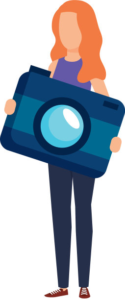 年轻女子举起相机拍照图片下载