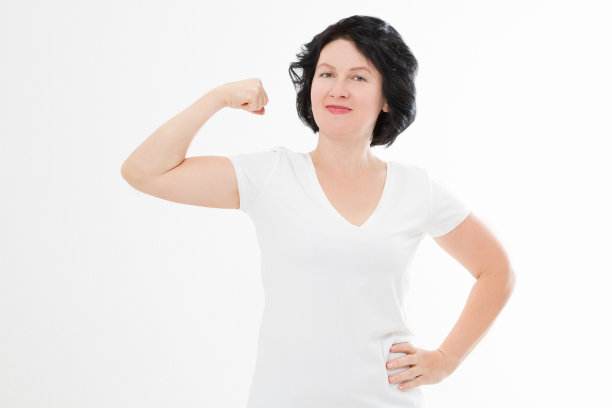 强壮的中年妇女显示她的肌肉和看孤立在白色的相机。复制空间和空白模板夏季t恤。模拟母亲节图片下载