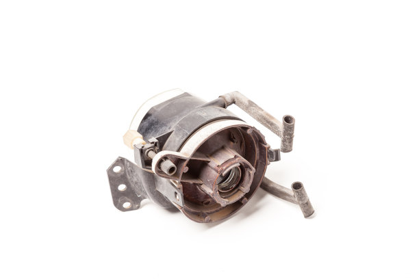 白色孤立背景上的雾灯，背面装有安装装置来照亮道路，以及能见度较差或有限的路缘，是日间行车灯的替代选择。图片下载