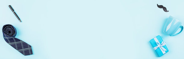 父亲节快乐的背景。礼品盒，闹钟，蓝色桌子上有滑稽小胡子的咖啡杯。模型，模板，贺卡，拷贝空间。网页设计的水平横幅图片下载