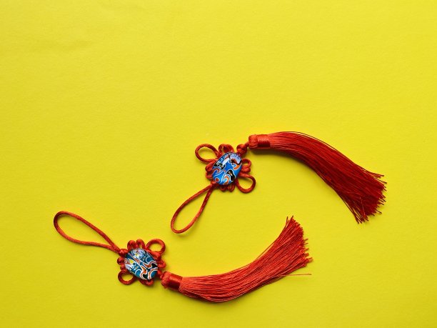 红色中国结好运黄色背景与复制空间。图片下载