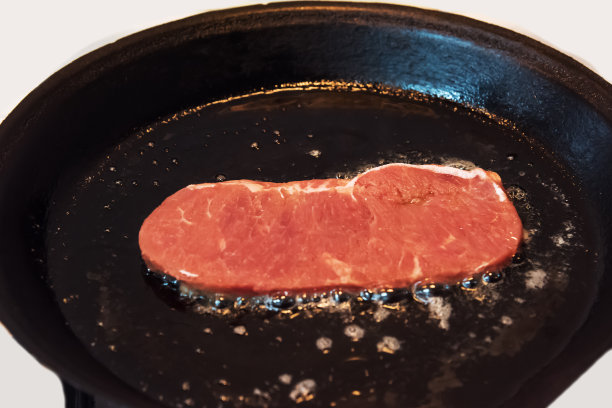 在平底锅里煎牛排图片下载