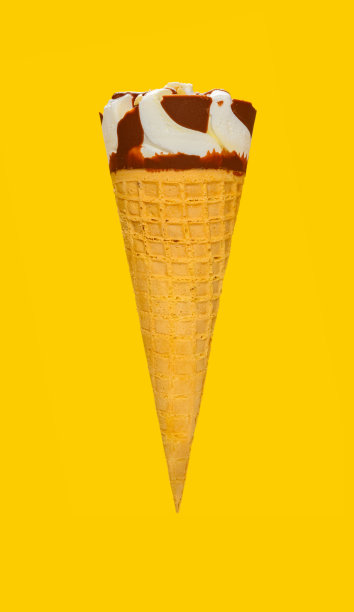 侧视图新鲜香草口味冰淇淋蛋卷与巧克力在黄色的背景图片下载