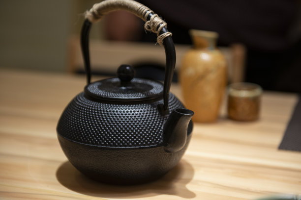 日本传统黑色铁制扁圆茶壶素材图片