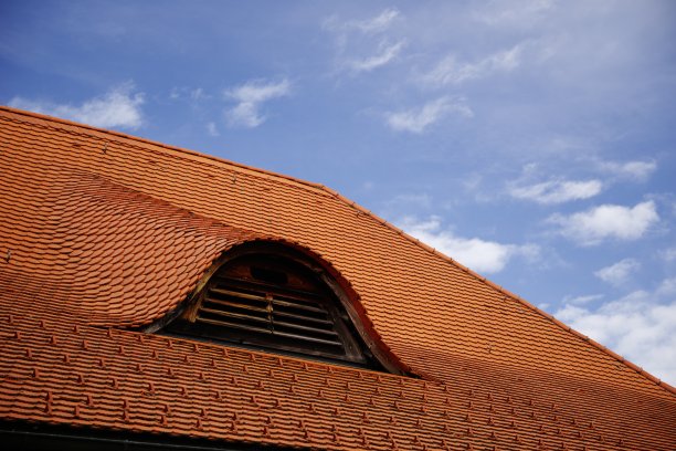 红砖屋顶下有碧波蓝天作通风窗图片下载