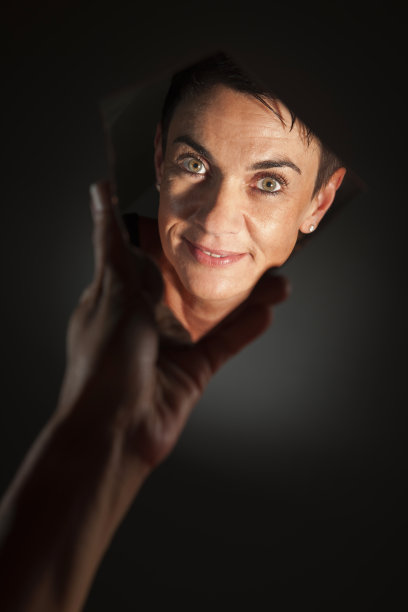 对着镜中的黑脸友好图片下载