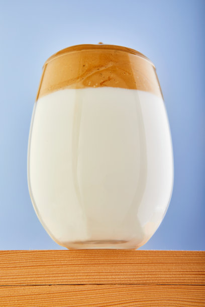 冰沙咖啡：流行蓬松奶油咖啡拿铁图片下载