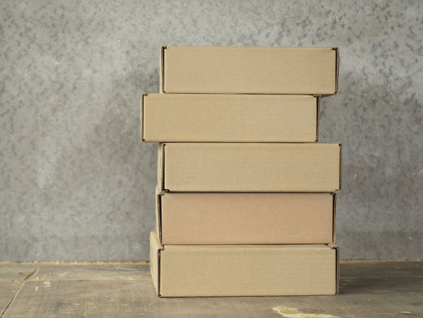 有复印空间的空房间里的一堆纸箱。素材图片